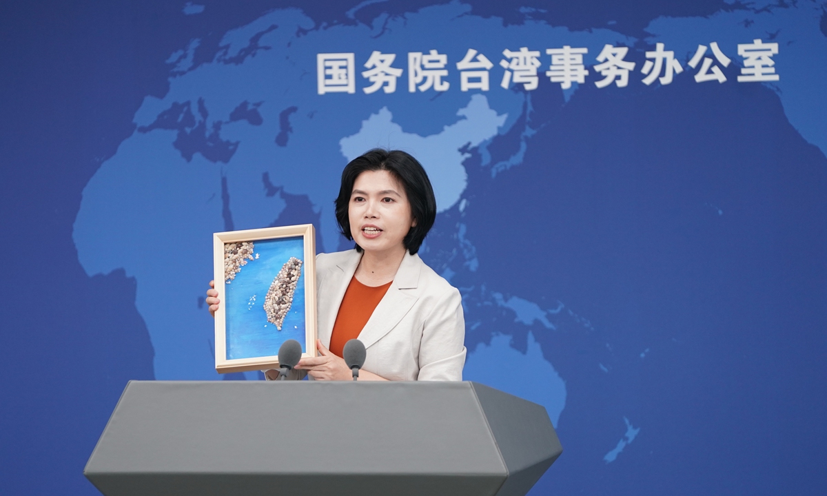 Zhu Fenglian, spokesperson for the State Council Taiwan Affairs Office, displays a handmade model of the island of Taiwan during a regular press conference on June 11, 2025. The model is a shell carving artwork designed by a national first-class artisan and handcrafted by primary school students from Pingtan, East China's Fujian Province, reflecting the shared aspiration of compatriots on both sides for kinship, connection, and reunion. Photo: VCG