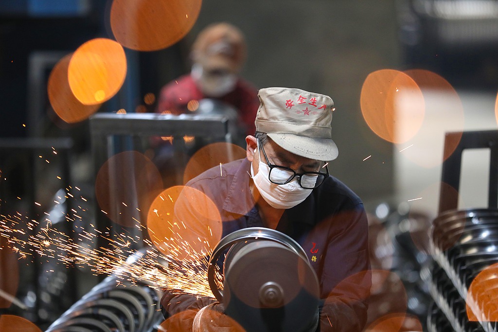 Workers polish bicycle rims for overseas export in a workshop of a foreign trade enterprise in Hangzhou, East China's Zhejiang Province, on June 13, 2025. Due to a surge in export orders, workers are stepping up production to meet the increasing overseas market demand. Official data showed that China's exports rose 7.2 percent year on year to 10.67 trillion yuan ($1.49 trillion) during the first five months of 2025. Photo: VCG
