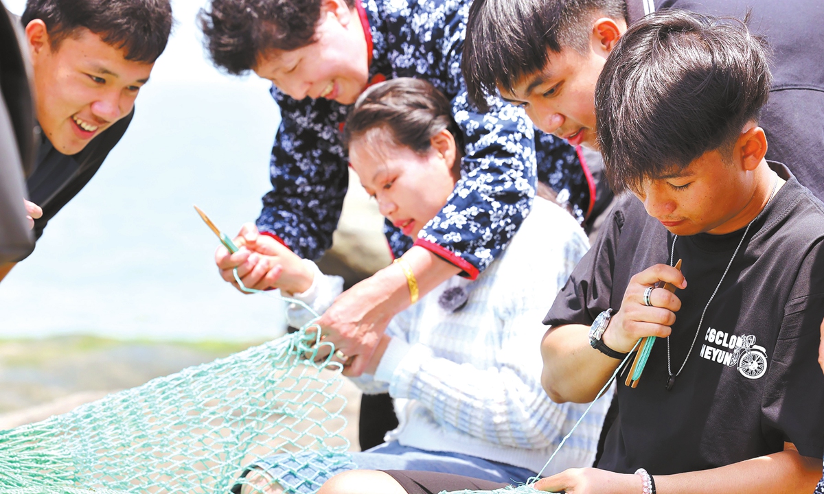 Lao students at Jiangsu Ocean University learn how to weave fishing nets in Lianyungang, East China's Jiangsu Province, on June 11, 2025. Photo: VCG 