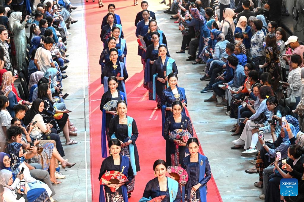 Women dressed in Kebaya, an Indonesian traditional costume, walk during the Swarna Biru, a fashion show at the National Museum of Indonesia in Jakarta, Indonesia, June 14, 2025. (Photo: Xinhua)