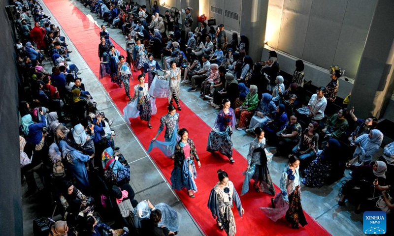 Women dressed in Kebaya, an Indonesian traditional costume, walk during the Swarna Biru, a fashion show at the National Museum of Indonesia in Jakarta, Indonesia, June 14, 2025. (Photo: Xinhua)