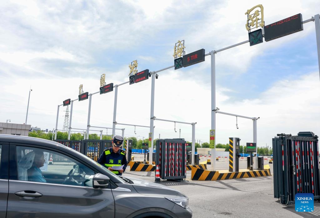 A car transporter drives a vehicle to the customs entrance at the road port of Horgos in Horgos, northwest China's Xijiang Uygur Autonomous Region, May 29, 2025. (Photo: Xinhua)