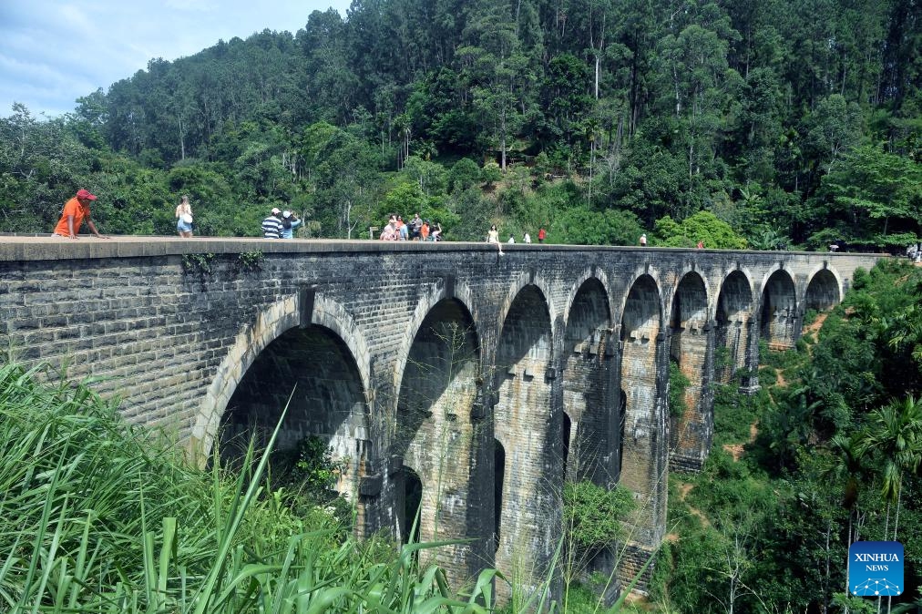 This photo taken on June 13, 2025 shows people visiting a nine-arch railway bridge built during the colonial era, in Ella, Sri Lanka. (Photo: Xinhua)