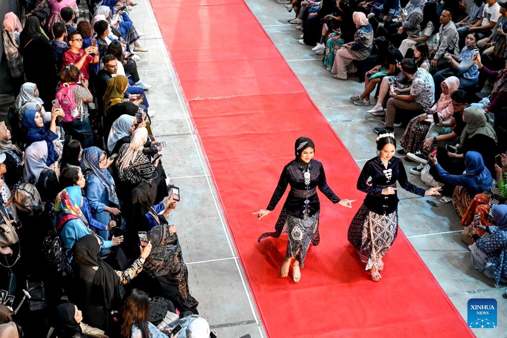 Women dressed in Kebaya, an Indonesian traditional costume, walk during the Swarna Biru, a fashion show at the National Museum of Indonesia in Jakarta, Indonesia, June 14, 2025. (Photo: Xinhua)