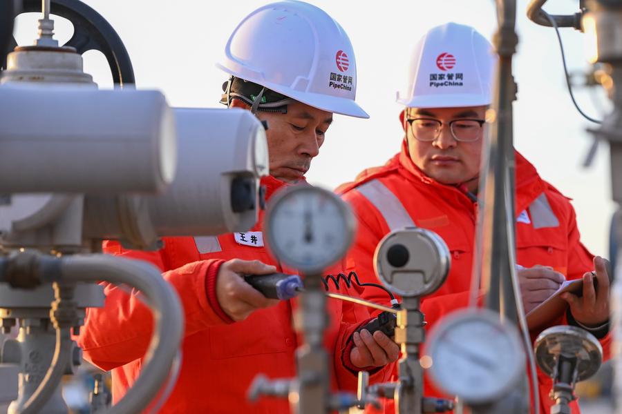 Maintenance workers are on patrol inspection at the Horgos initial compressor station of the West Pipeline Company under China Oil & Gas Pipeline Network Corporation (PipeChina) in Horgos, northwest China's Xinjiang Uygur Autonomous Region, Feb. 4, 2021. (Photo: Xinhua)