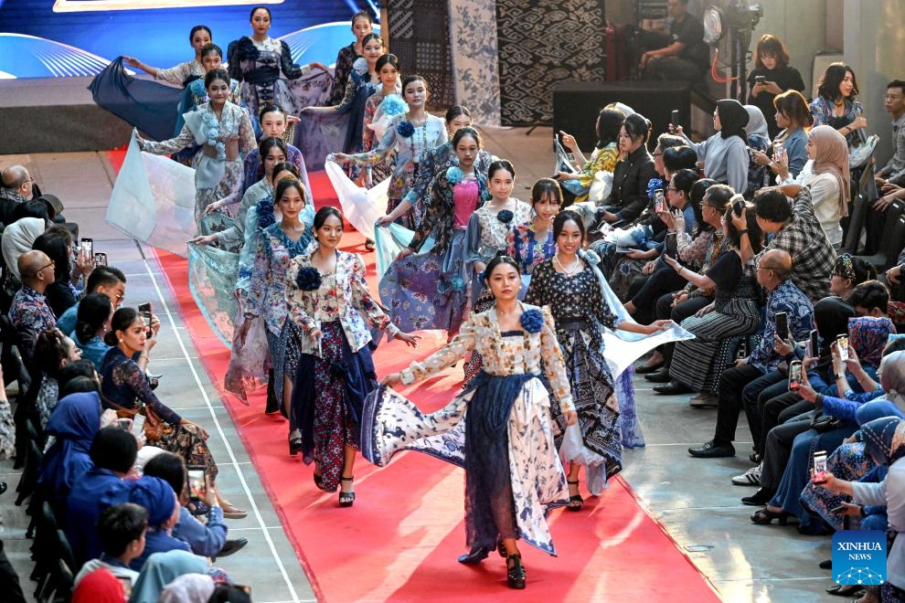 Women dressed in Kebaya, an Indonesian traditional costume, walk during the Swarna Biru, a fashion show at the National Museum of Indonesia in Jakarta, Indonesia, June 14, 2025. (Photo: Xinhua)