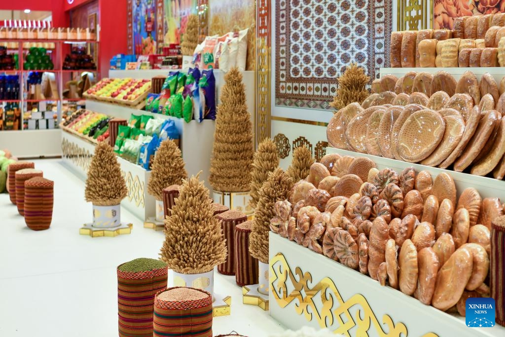 This photo taken on Nov. 28, 2023 shows naan bread at an agricultural exhibition in Ashgabat, the capital of Turkmenistan. With fragrant baked naan bread, aromatic pilaf, rich and chewy horse sausage, sweet and juicy fruits and vegetables, and uniquely flavored dairy products, the cuisine of the five Central Asian countries embodies the traditional diet of nomadic peoples and the spice heritage of the Silk Road, showcasing the richness of intercultural culinary exchanges. (Photo: Xinhua)