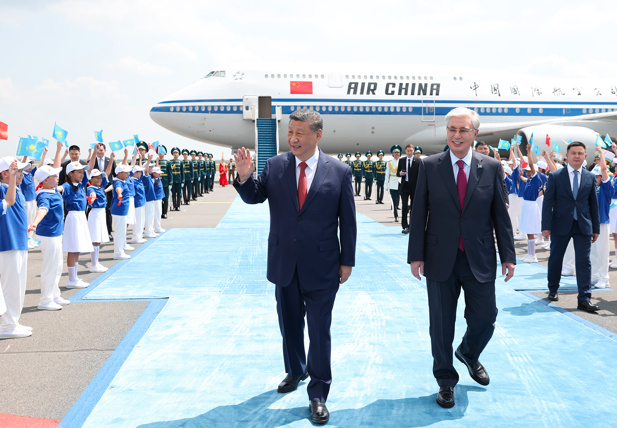 Chinese President Xi Jinping greets the welcoming crowd in Astana, Kazakhstan, on June 16, 2025. Xi landed in Astana on Monday to attend the second China-Central Asia Summit. Photo: Xinhua