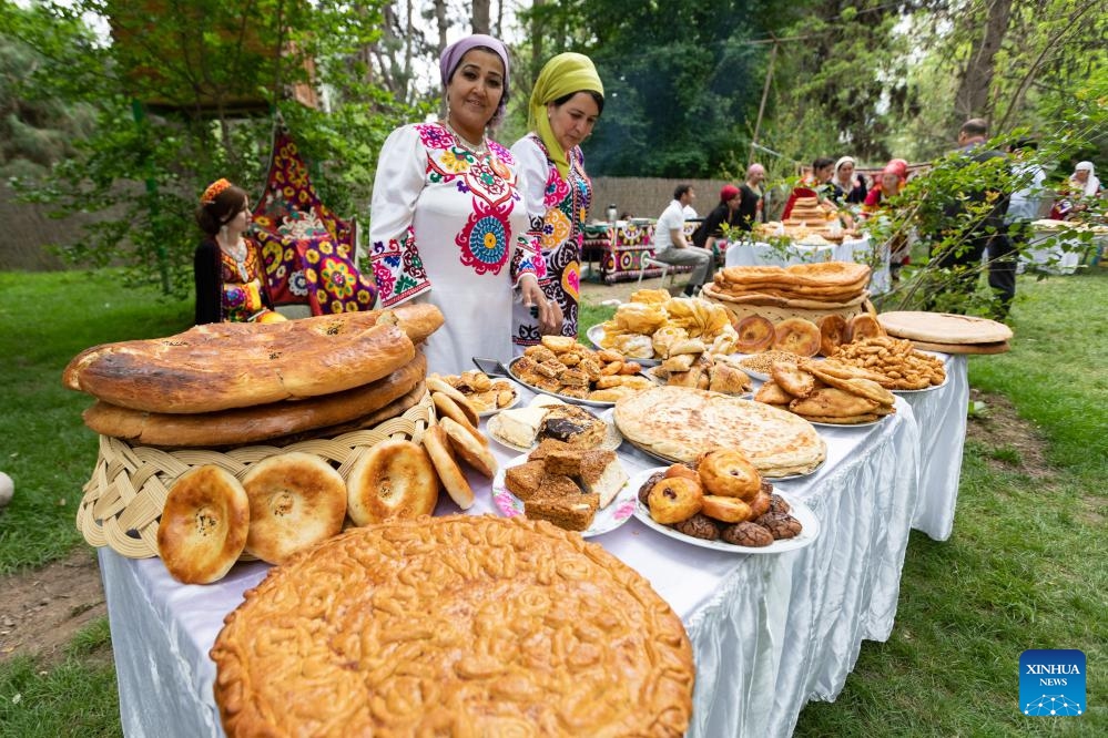 People display traditional food in Dushanbe, the capital of Tajikistan, April 13, 2019. With fragrant baked naan bread, aromatic pilaf, rich and chewy horse sausage, sweet and juicy fruits and vegetables, and uniquely flavored dairy products, the cuisine of the five Central Asian countries embodies the traditional diet of nomadic peoples and the spice heritage of the Silk Road, showcasing the richness of intercultural culinary exchanges. (Photo: Xinhua)