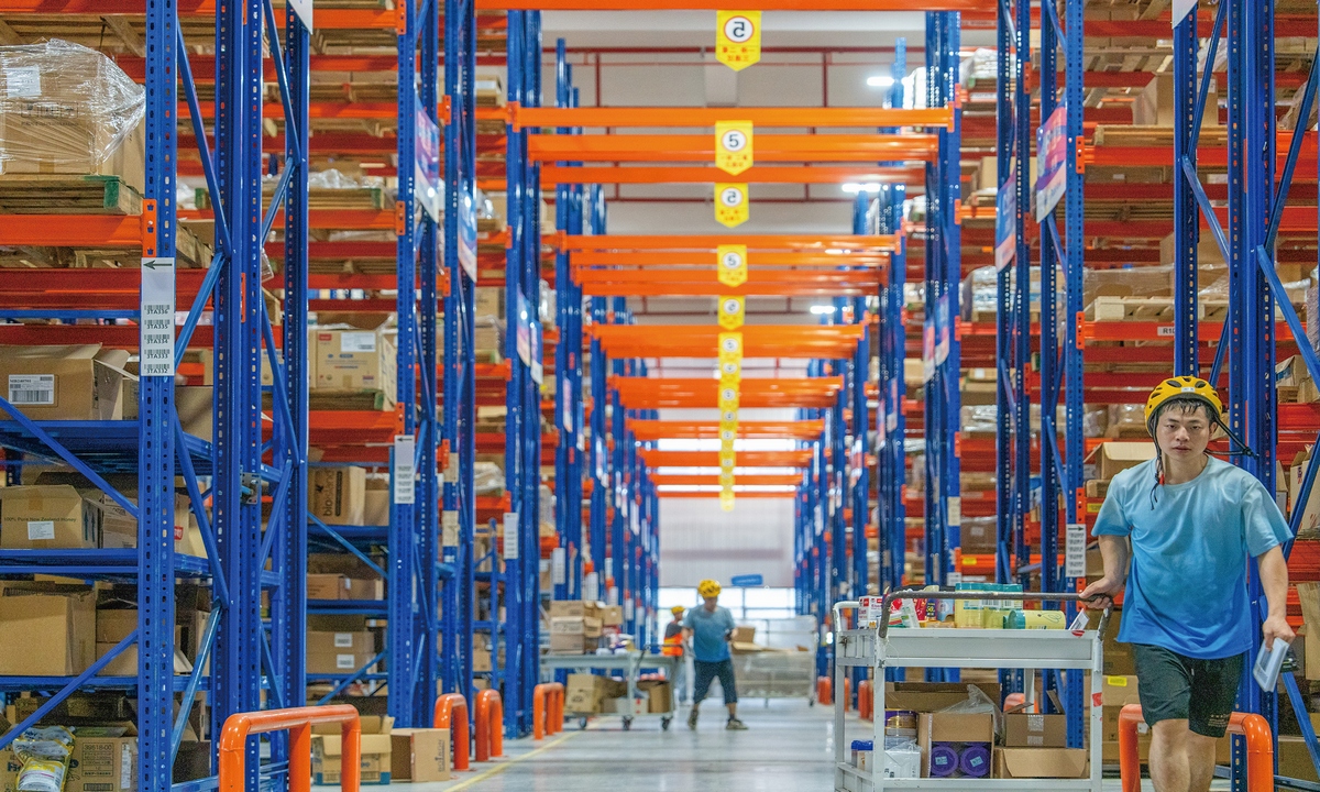 Workers sort, pack and transport cross-border commodities at a warehouse in the Jinyi Comprehensive Bonded Zone in Jinhua, East China's Zhejiang Province, on June 16, 2025. Despite global challenges, China's trade continues to rise, with bonded zones serving as important drivers of such growth. From January to May, China's exports grew 7.2 percent year-on-year, official data showed. Photo: VCG