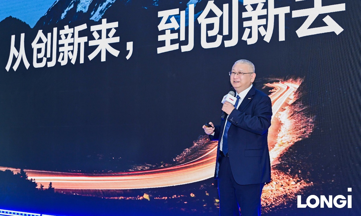 Li Zhenguo, founder of LONGi, VP of the Central R&D Institute and the company’s newly appointed CTO, delivers a keynote speech at the LONGi booth during SNEC 2025 in Shanghai.
