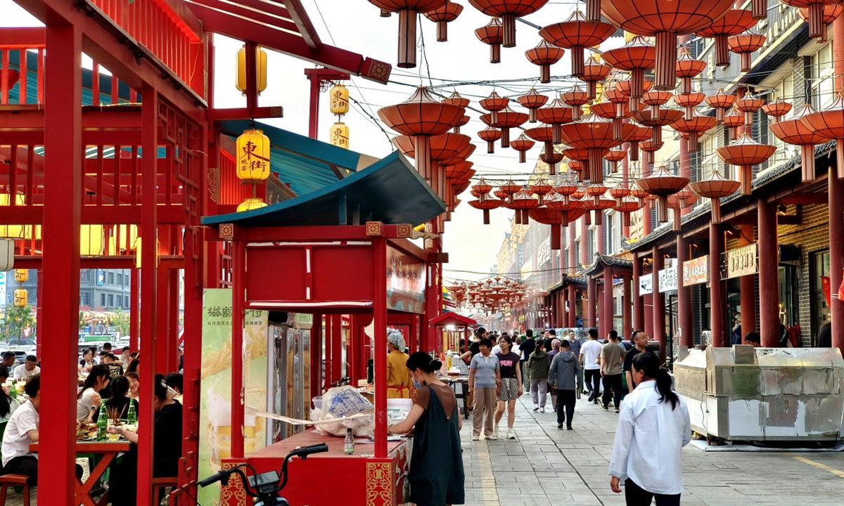 Tourists visit the Dongjie Night Market in Emin County, Northwest China's Xinjiang Uygur Autonomous Region on May 23, 2025. Photo: Wang Wei