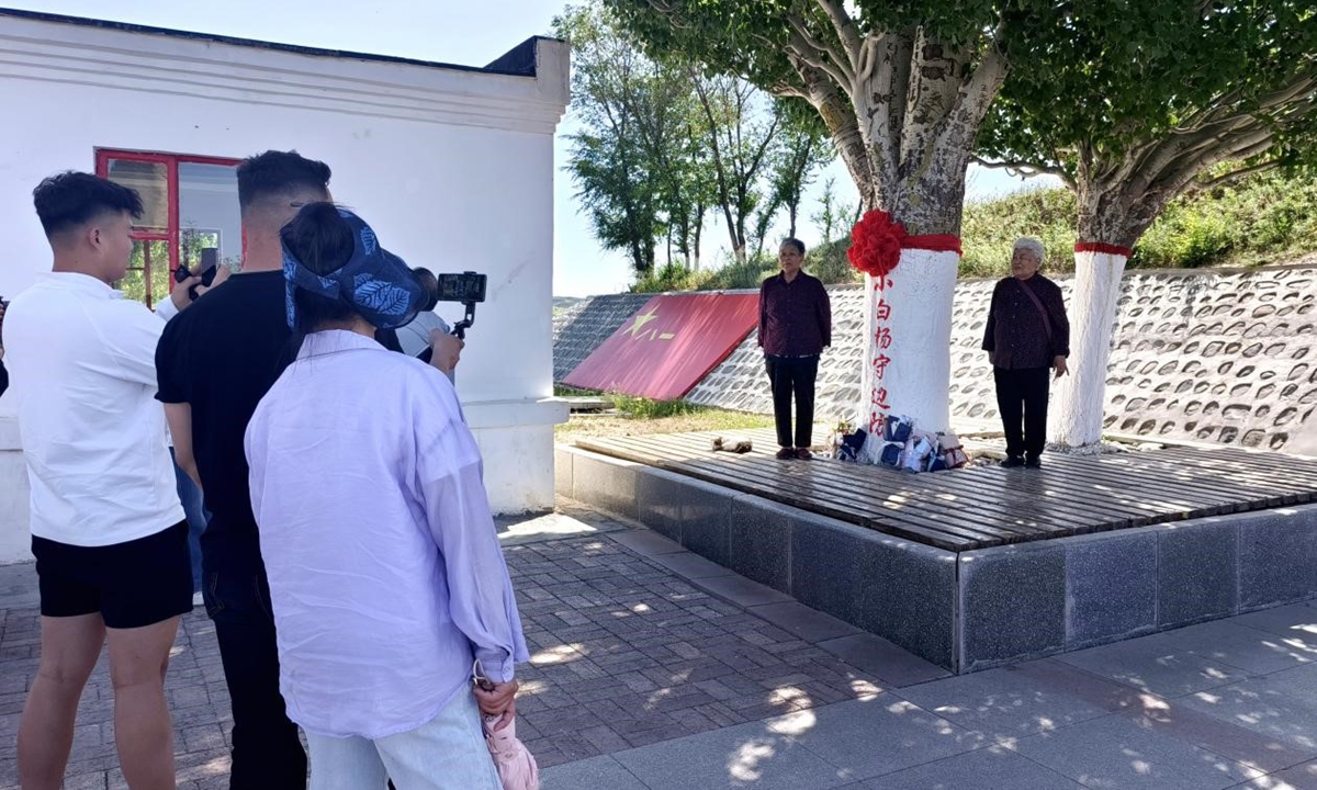 Visitors pose for pictures at the Xiaobaiyang Sentry Post in Northwest China's Xinjiang Uygur Autonomous Region on May 21, 2025. Photo: Wang Wei