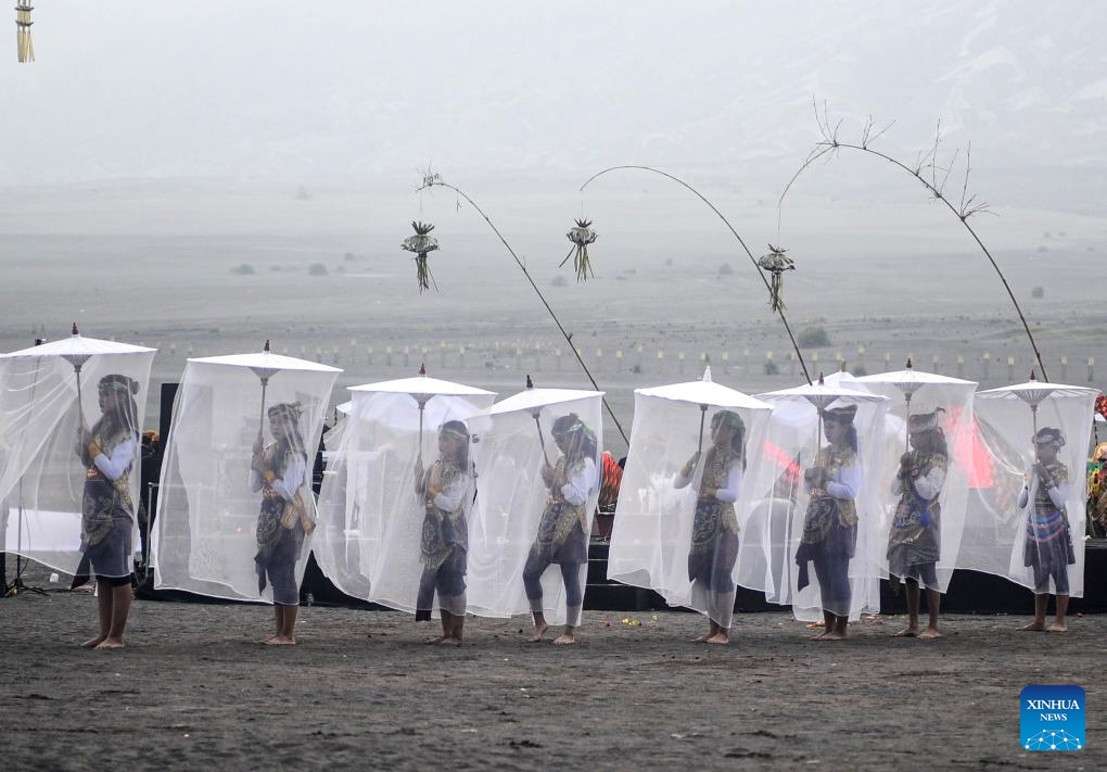 Dancers prepare before performing during the Eksotika Bromo 2025 on the slope of Mount Bromo in Probolinggo, East Java, Indonesia, on June 21, 2025. The Eksotika Bromo 2025 was held here from June 20 to 21 and presented a beautiful view combined with Mount Bromo and traditional dance performance. (Photo: Xinhua)