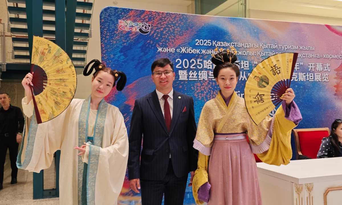 Kazakh teenagers participate at a Chinese silk culture exhibition wearing traditional Chinese attire Hanfu, on June 16, 2025. Photo: Hu Yuwei/GT