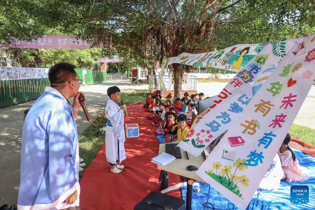 Students participate in a fairy tale music festival in the Experimental Primary School in Hanlin Town of Ding'an County, south China's Hainan Province, June 20, 2025. Teachers in the school organized role-playing activities and interactive discussions to generate students' enthusiasm for reading. (Photo: Xinhua)