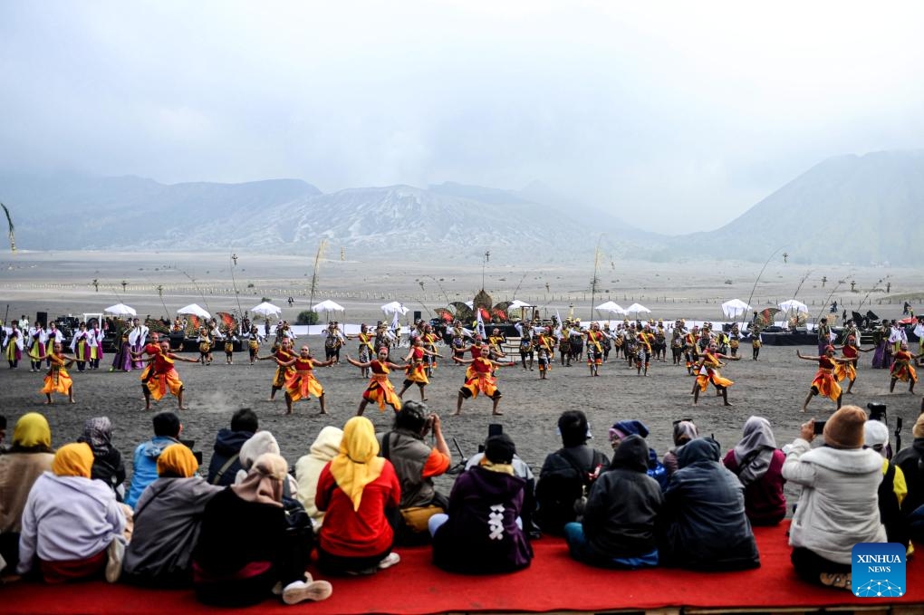 People watch a dancing performance during the Eksotika Bromo 2025 on the slope of Mount Bromo in Probolinggo, East Java, Indonesia, on June 21, 2025. The Eksotika Bromo 2025 was held here from June 20 to 21 and presented a beautiful view combined with Mount Bromo and traditional dance performance. (Photo: Xinhua)