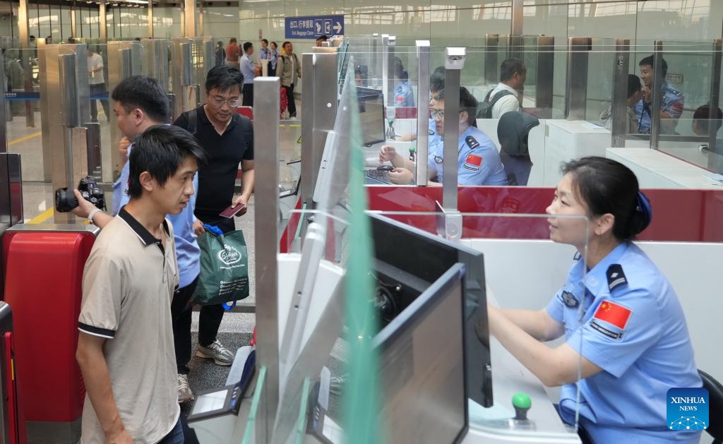 Police officers of the Beijing General Station of Exit and Entry Frontier Inspection assist Chinese nationals with their entry procedures at Beijing Capital International Airport, in Beijing, capital of China, June 20, 2025. The first charter flight carrying 330 Chinese nationals evacuated from Iran arrived at Beijing Capital International Airport from Ashgabat, the capital of Turkmenistan, on Friday. (Photo: Xinhua)