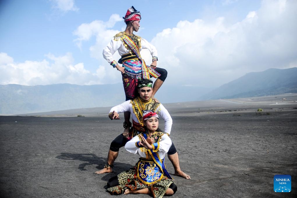 Dancers pose for photos before performing during the Eksotika Bromo 2025 on the slope of Mount Bromo in Probolinggo, East Java, Indonesia, on June 21, 2025. The Eksotika Bromo 2025 was held here from June 20 to 21 and presented a beautiful view combined with Mount Bromo and traditional dance performance. (Photo: Xinhua)