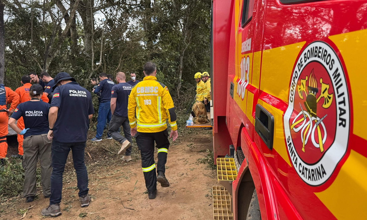 Rescue teams arrive at the crash site after a hot air balloon carrying 21 people caught fire and plunged, in Praia Grande, State of Santa Catarina, southern Brazil, on June 21, 2025. At least eight people were killed and 13 others were injured after the basket plummeted dozens of meters to the ground in flames. Photo: VCG