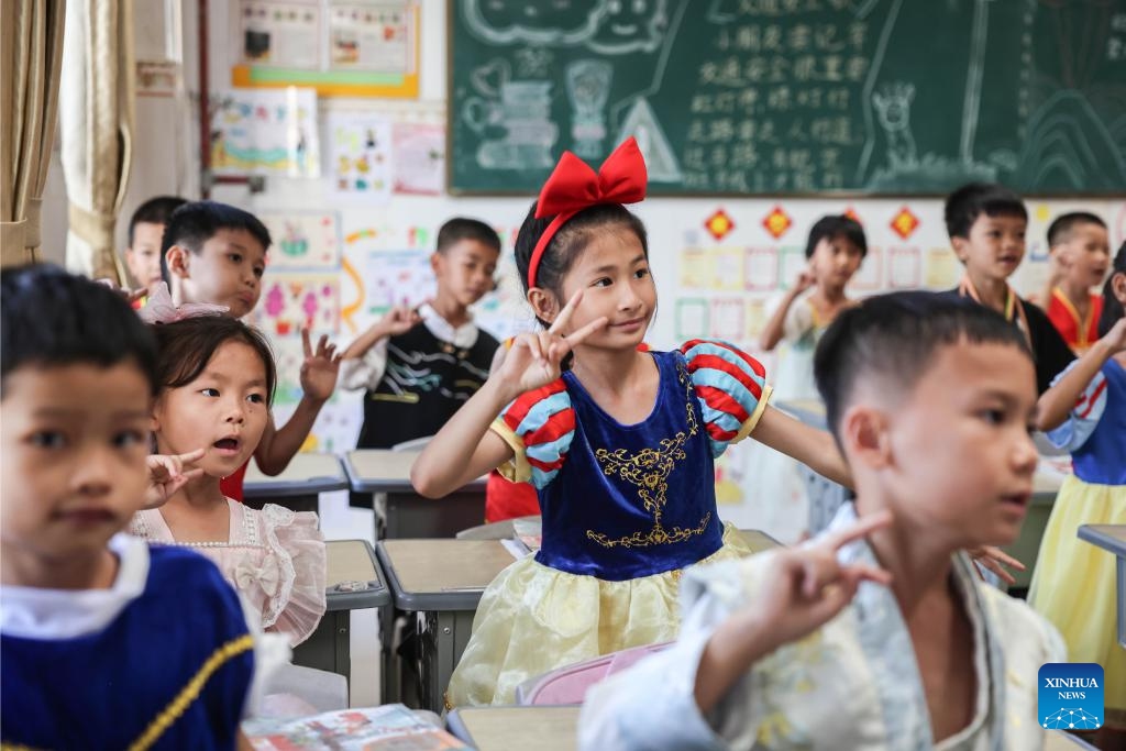 Students perform a finger dance before a class in the Experimental Primary School in Hanlin Town of Ding'an County, south China's Hainan Province, June 20, 2025. Teachers in the school organized role-playing activities and interactive discussions to generate students' enthusiasm for reading. (Photo: Xinhua)