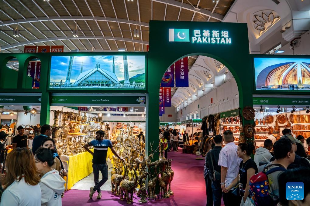 People visit the exhibition area of Pakistan at the South Asia Pavilion during the 9th China-South Asia Expo in Kunming, southwest China's Yunnan Province, June 21, 2025. The six-day event, opened on Thursday in Kunming, features 16 exhibition halls. Nearly 500 enterprises from eight South Asian countries are participating in the event. (Photo: Xinhua)