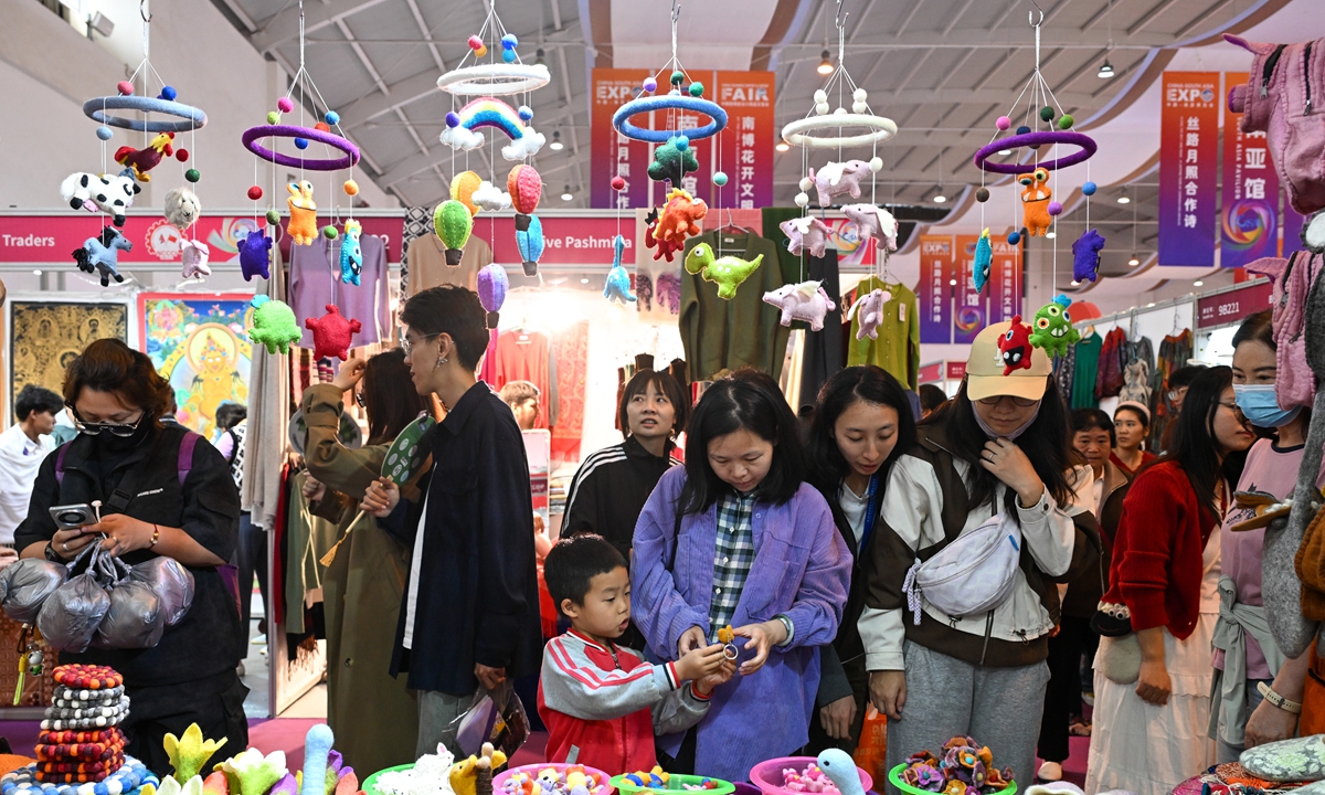 Shoppers select felt handicrafts from Nepal during the 9th China-South Asia Expo in Kunming, Southwest China's Yunnan Province on June 22, 2025. The expo, which is being held from June 19 to June 24, plays an active role in boosting regional cooperation and fostering closer trade ties. Photo: VCG