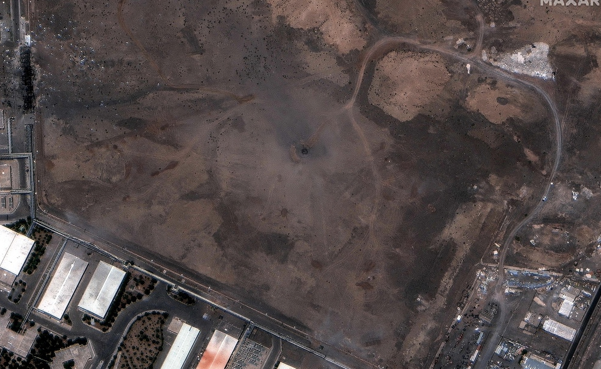 当地时间2025年6月22日，伊朗中部，卫星图像显示，美国袭击伊朗纳坦兹核浓缩设施后留下的弹坑。图源：视觉中国 