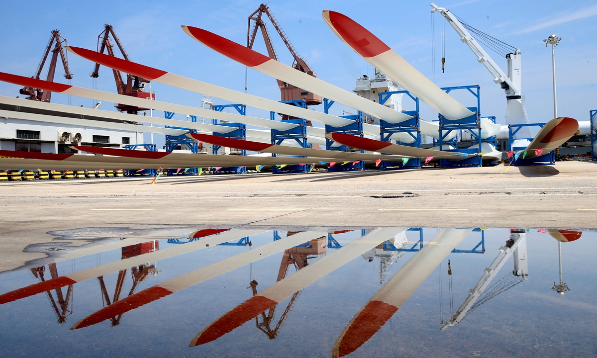 An ocean-going ship loads wind power equipment for exports at a port in Lianyungang, East China's Jiangsu Province on June 23, 2025. The city is forming a wind power equipment industry chain ranging from blades, towers and motor control systems to units. Batches of wind power equipment have been shipped from the port to overseas markets. Photo: VCG