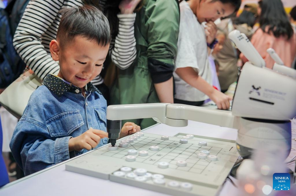 Children play Chinese chess with robots during the 9th China-South Asia Expo in Kunming, southwest China's Yunnan Province, June 22, 2025. The 9th China-South Asia Expo opened on Thursday in Kunming, and will last until June 24. At the six-day event, high-tech exhibits related to digital economy, artificial intelligence, green energy and low-altitude economy are expected to attract a large number of visitors. (Photo: Xinhua)