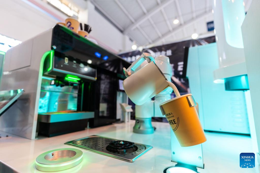 A robot makes coffee during the 9th China-South Asia Expo in Kunming, southwest China's Yunnan Province, June 22, 2025. The 9th China-South Asia Expo opened on Thursday in Kunming, and will last until June 24. At the six-day event, high-tech exhibits related to digital economy, artificial intelligence, green energy and low-altitude economy are expected to attract a large number of visitors. (Photo: Xinhua)