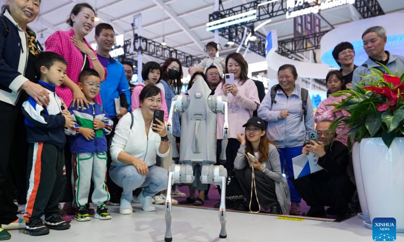 People watch the performance of a robotic dog during the 9th China-South Asia Expo in Kunming, southwest China's Yunnan Province, June 22, 2025. The 9th China-South Asia Expo opened on Thursday in Kunming, and will last until June 24. At the six-day event, high-tech exhibits related to digital economy, artificial intelligence, green energy and low-altitude economy are expected to attract a large number of visitors. (Photo: Xinhua)