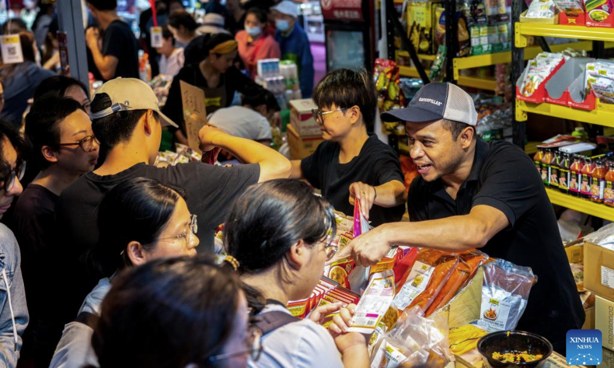 Exhibitors introduce Thai condiments during the 9th China-South Asia Expo in Kunming, southwest China's Yunnan Province, June 24, 2025. The 9th China-South Asia Expo came to an end on Tuesday. A total of 153 agreements have been signed as of 12: 00 on June 24, with the total value of foreign trade contracts reaching 8.479 billion yuan (about 1.18 billion U.S. dollars). (Xinhua/Gao Yongwei)
