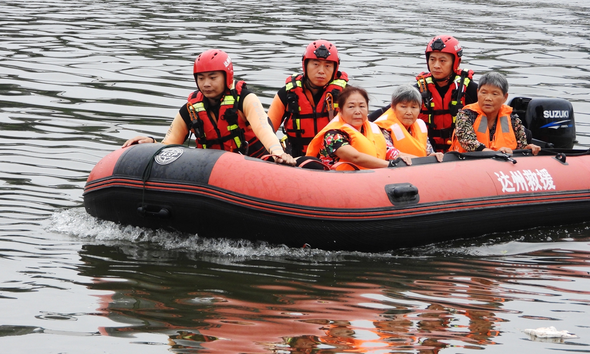 Members of an emergency rescue team help evacuate residents after heavy rain on June 25, 2025 in Dazhou, Southwest China's Sichuan Province. Since June 24, the city has experienced heavy downpours, with some areas receiving 100 millimeters of rainfall and hourly intensities reaching 20 to 40 millimeters. A blue rainstorm alert was issued by the local meteorological authority. Photo: VCG