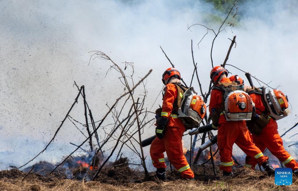 Rescuers put out a fire during a drill in the Dahinggan Mountains, northeast China's Heilongjiang Province, June 24, 2025. Local fire brigades conducted a fire drill in the Dahinggan Mountains on Tuesday to improve their preparedness and response mechanism. The drill featured four typical scenarios, namely emergence response, fighting primitive forest fires, fighting fuel storage tank fires, and fighting high-rise building fires. (Photo: Xinhua)