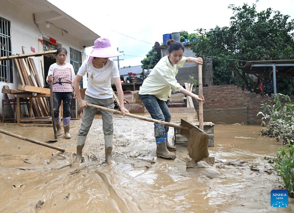 Villagers clear silt in Meilin Village, Meilin Township of Sanjiang Dong Autonomous County, south China's Guangxi Zhuang Autonomous Region, June 25, 2025. The local authorities beef up flood control and rescue efforts as days of torrential rains triggered flooding in several places in Guangxi. (Photo: Xinhua)