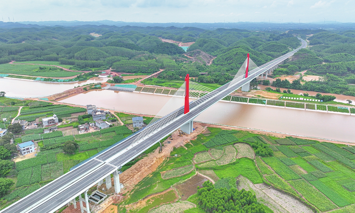 A view of the Qinjiang grand bridge, one of the mainline bridges of the Qinzhou northern bypass expressway (Qinzhou ring expressway), spanning the Pinglu Canal in Qinzhou city, South China's Guangxi Zhuang Autonomous Region, on June 26, 2025. The expressway officially opened to traffic on the same day. Photo: VCG