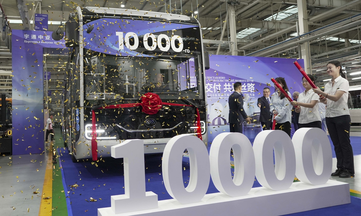 Workers celebrate as the 10,000th vehicle for export to Central Asia officially rolls off the production line in Zhengzhou, Central China's Henan Province on June 26, 2025. Yutong is the largest bus brand in China exporting to the Central Asian market and the leading supplier of new-energy buses in the region, according to the Xinhua News Agency. Photo:VCG
