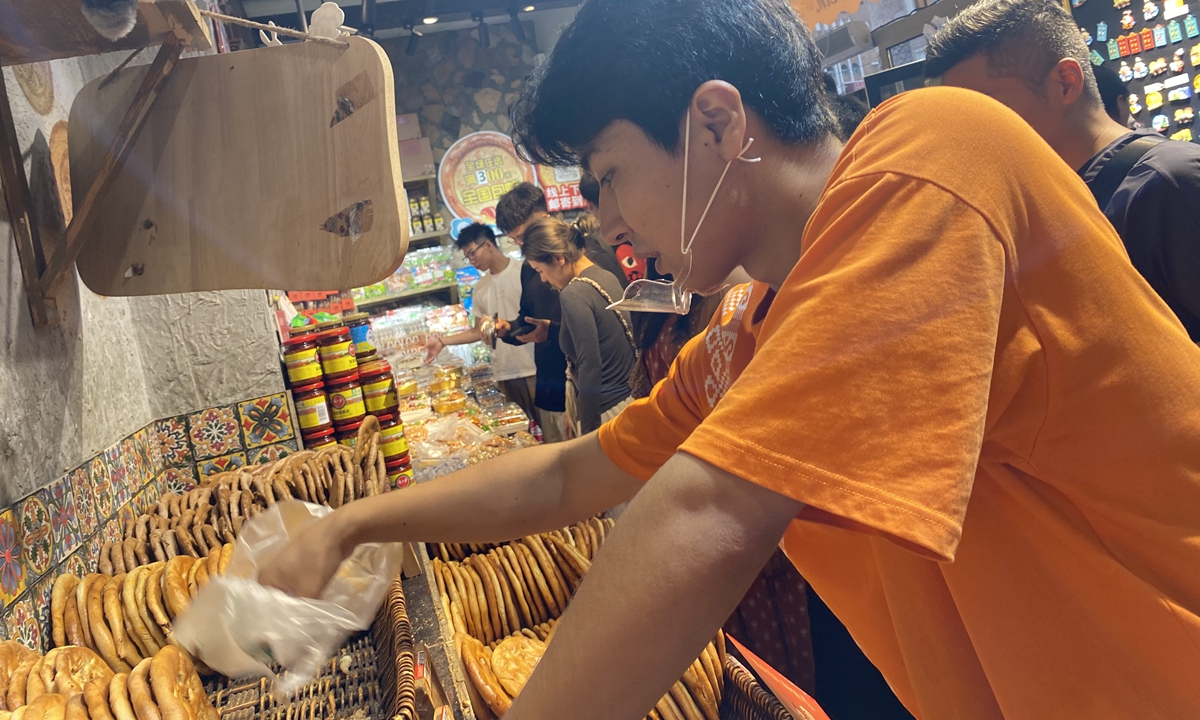
Visitors select items in the naan-themed pavilion at the Grand Bazaar, in Urumqi, Northwest China's Xinjiang Uygur Autonomous Region on June 23, 2025. Photo: Zhang Weilan/GT
