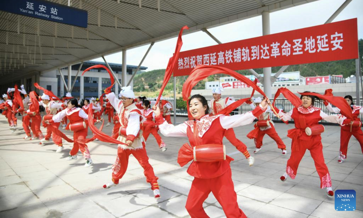 Performers perform during the high-speed railway track-laying completion ceremony at the Yan'an Railway Station in Yan'an, northwest China's Shaanxi Province. Track-laying for a high-speed railway linking Xi'an and Yan'an in Shaanxi completed on Tuesday.

Once launched, the new railway will shorten the trip between Xi'an and Yan'an from 2.5 hours to around one hour. (Xinhua/Zhang Bowen)