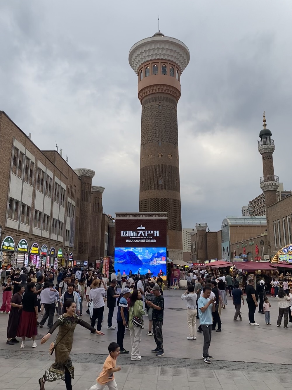 Visitors from both China and abroad gather in the square of the Grand Bazaar in Urumqi, Northwest China's Xinjiang Uygur Autonomous Region on June 23, 2025. Photo: Zhang Weilan/GT
