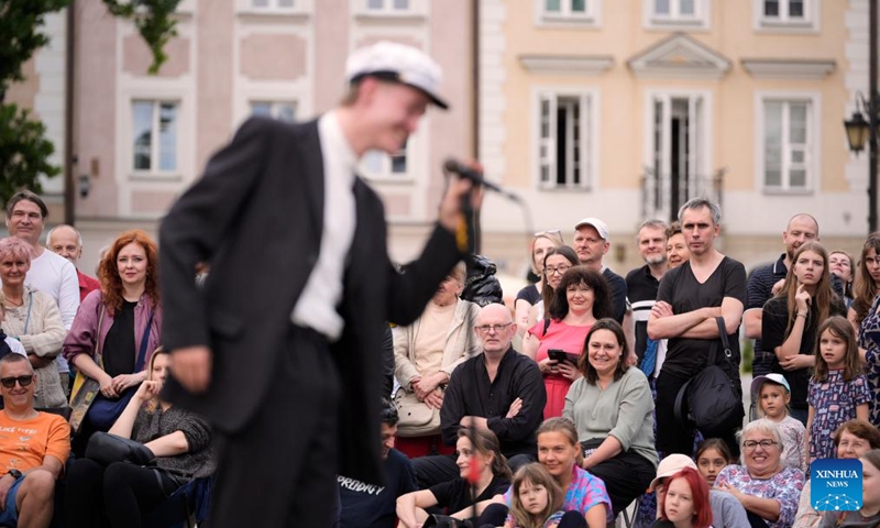 People watch the play Baltic Story in the Old Town of Warsaw, Poland, June 28, 2025. The 32nd edition of the Street Art Festival is held from June 26 to 29 in Warsaw, featuring theater, contemporary circus, and performance art in public spaces across the city. (Photo: Xinhua)