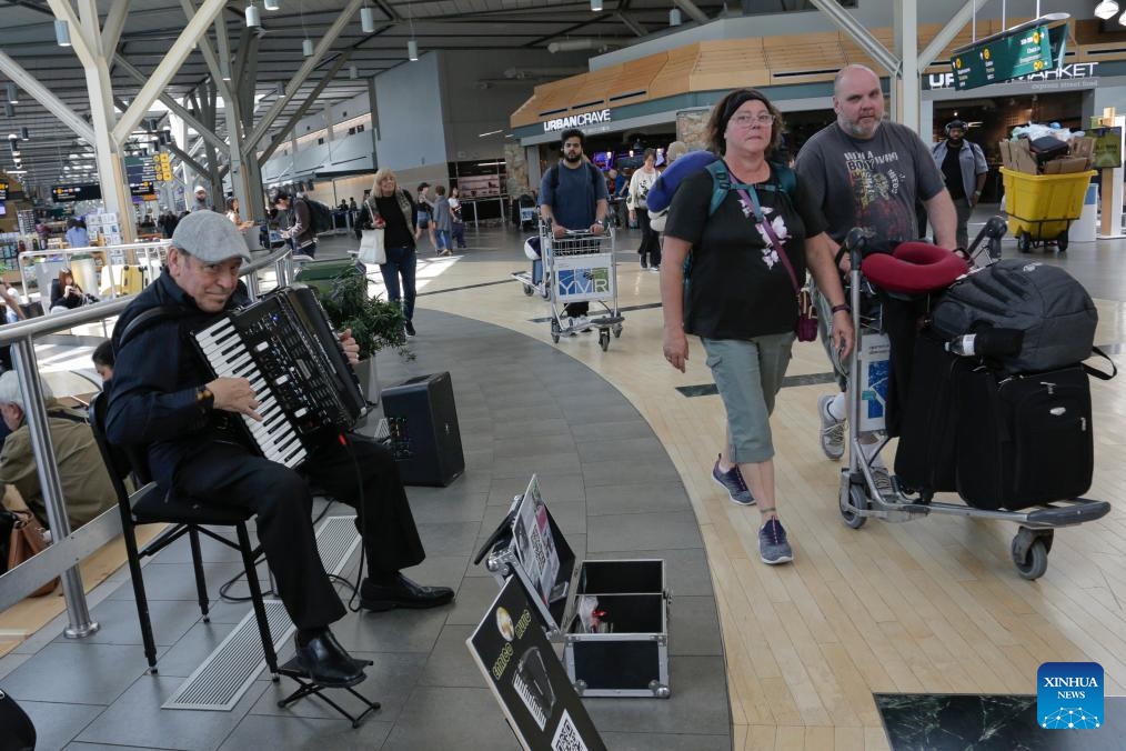 A musician performs at the departure hall of Vancouver International Airport in Richmond, British Columbia, Canada, June 28, 2025. Vancouver International Airport is set for its busiest-ever summer, with over 6.7 million travelers expected from June 15 to September 2, the airport authority said. (Photo: Xinhua)