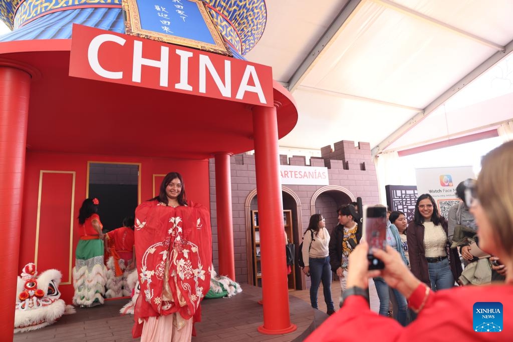 A woman dressed in Hanfu, a traditional Chinese costume, poses for a photo at the exhibition area of China during the book fair in Mexico City, capital of Mexico, June 27, 2025. The 42nd International Book Fair of the National Polytechnic Institute of Mexico was held here recently. China, as the guest country, showcased achievements in publication, cultural inheritance and sci-tech development. (Photo: Xinhua)