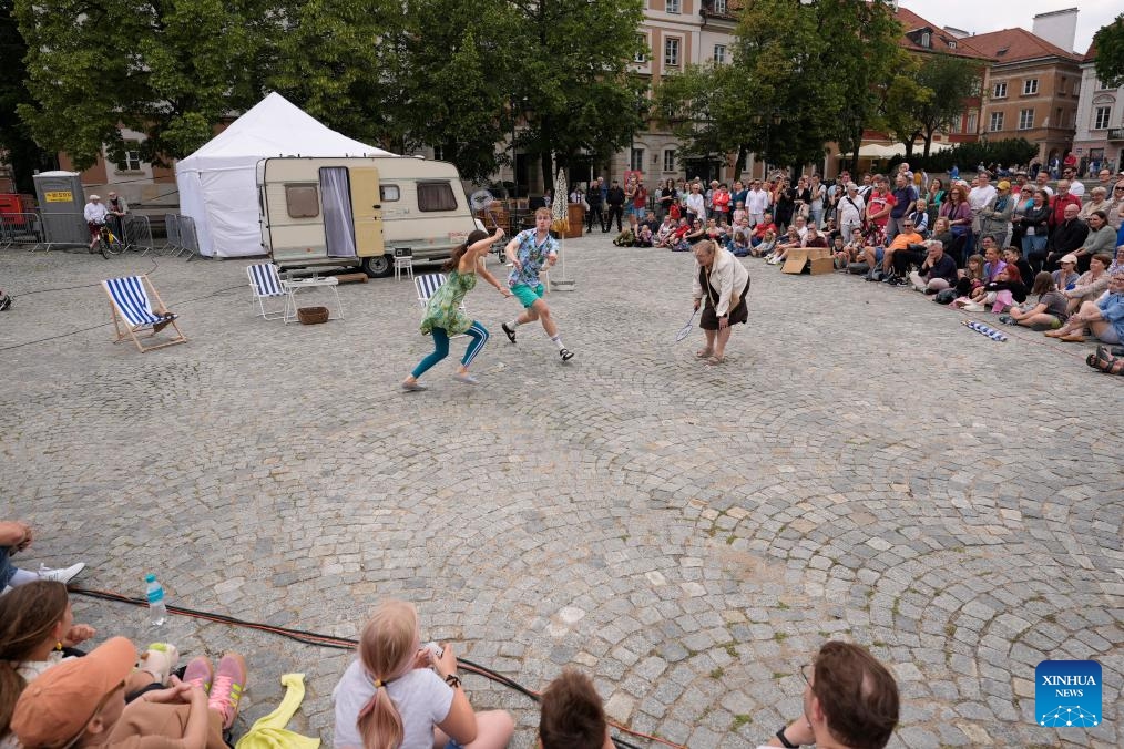 People watch the play Baltic Story in the Old Town of Warsaw, Poland, June 28, 2025. The 32nd edition of the Street Art Festival is held from June 26 to 29 in Warsaw, featuring theater, contemporary circus, and performance art in public spaces across the city. (Photo: Xinhua)