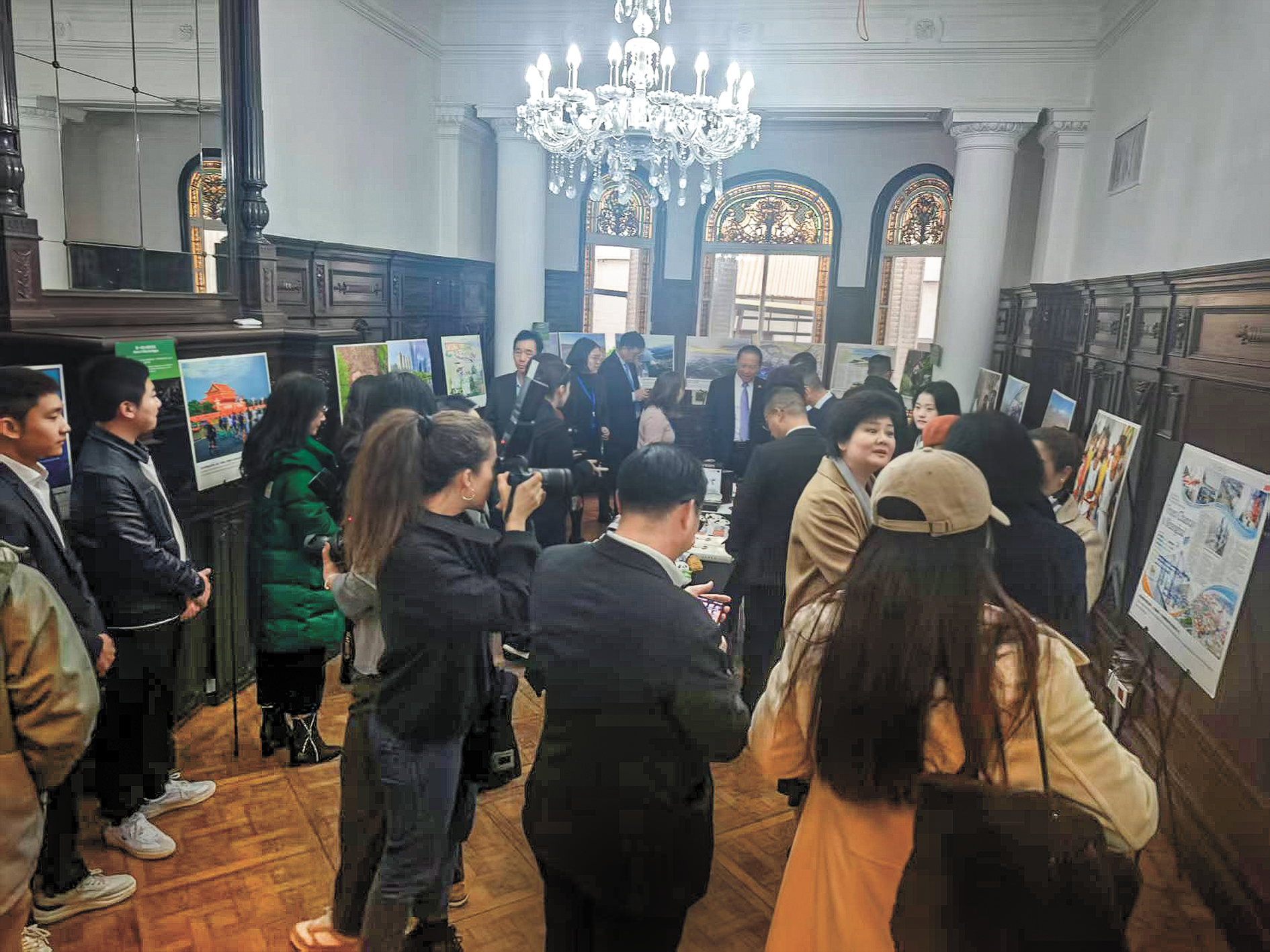 Guests attend Global Times 'Overseas China Week' photo exhibition in Buenos Aires, Argentina, on June 23, 2025. Photo: Liu Yang/GT