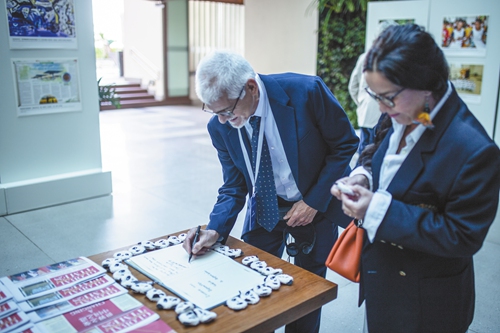 Guests write down their thoughts in a message book at the photo exhibition in Rio de Janeiro, Brazil, on June 25, 2025. Photo: Shan Jie/GT