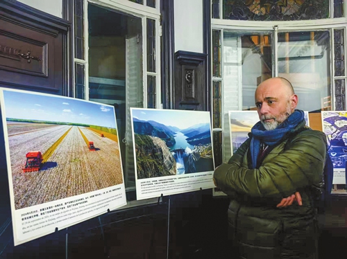 A guest views photos at the exhibition in Buenos Aires, Argentina, on June 23, 2025. Photo: Cao Siqi/GT
