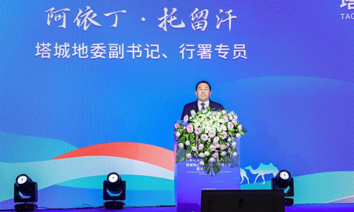 During the ceremony, Aydin Toliuhan, Deputy Secretary of the Tacheng Prefecture Party Committee and Commissioner of the Administrative Office, delivers a speech. (Photo provided by organizers)