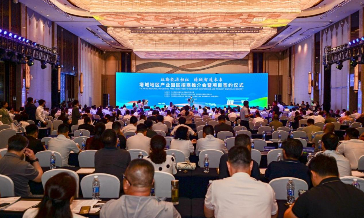 On June 27, the Tacheng Prefecture Industrial Park Investment Promotion and Project Signing Ceremony is held in Urumqi, Xinjiang. (Photo provided by organizers)